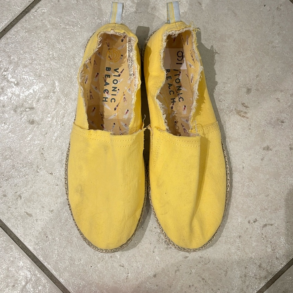 Vionic Beach yellow shoes. Size 9. Rope at base. Worn a few times